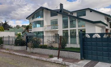 CLUB LOS CHILLOS, vendo casa independiente, 1.200m2 de terreno y 460m2 de construcción, 5 alcobas, suite independiente