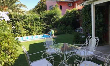 Chalet en zona residencial ubicada a 200 metros de la estación .