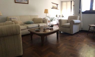 Chalet en zona residencial ubicada a 200 metros de la estación .