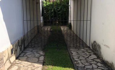 Chalet en zona residencial ubicada a 200 metros de la estación .