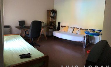 Chalet en zona residencial ubicada a 200 metros de la estación .