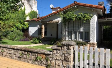 Chalet en zona residencial ubicada a 200 metros de la estación .