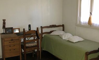 Chalet en zona residencial ubicada a 200 metros de la estación .