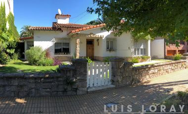 Chalet en zona residencial ubicada a 200 metros de la estación .