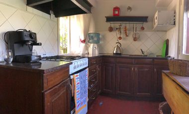 Chalet en zona residencial ubicada a 200 metros de la estación .