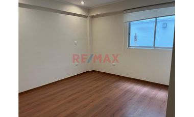 Alquiler De Departamento En Primer Piso, Surco