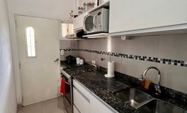 Departamento tipo casa de 2 AMBIENTES ubicado a 300 metros de la Avenida Tomás Espora