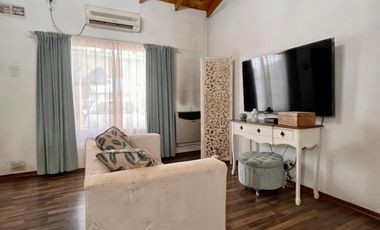 Departamento tipo casa de 2 AMBIENTES ubicado a 300 metros de la Avenida Tomás Espora