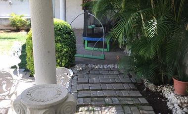 Se vende casa con amplio Jardín en Villas de Irapuato!
