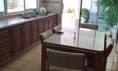 Se vende casa con amplio Jardín en Villas de Irapuato!