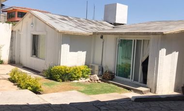 Se vende casa con amplio Jardín en Villas de Irapuato!