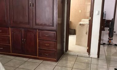 Se vende casa con amplio Jardín en Villas de Irapuato!