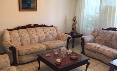 Se vende casa con amplio Jardín en Villas de Irapuato!