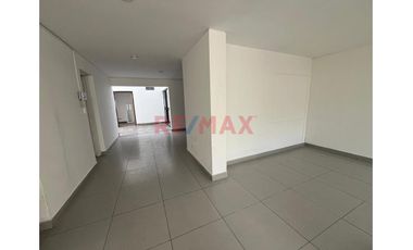 Alquilo Casa De Estreno De 180 M2 A Unas Cuadras De Polvos Rosados, Surco