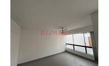 Alquilo Casa De Estreno De 180 M2 A Unas Cuadras De Polvos Rosados, Surco