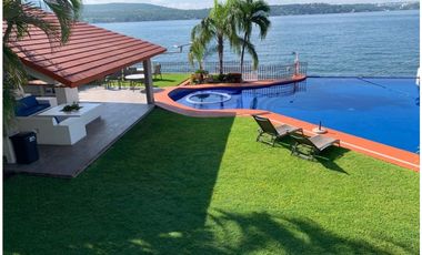 CASA EN VENTA A ORILLA DEL LAGO 