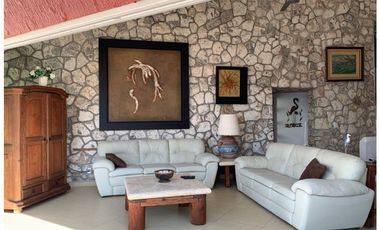 CASA EN VENTA A ORILLA DEL LAGO 