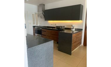CASA EN VENTA A ORILLA DEL LAGO 