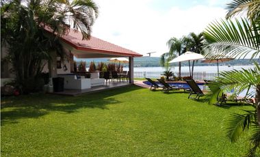 CASA EN VENTA A ORILLA DEL LAGO 