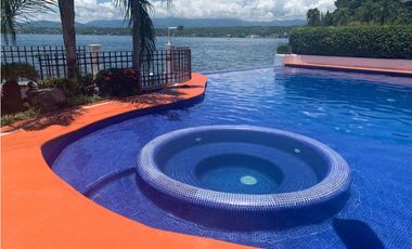 CASA EN VENTA A ORILLA DEL LAGO 