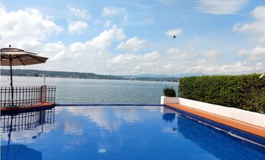 CASA EN VENTA A ORILLA DEL LAGO 