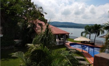 CASA EN VENTA A ORILLA DEL LAGO 