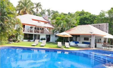 CASA EN VENTA A ORILLA DEL LAGO 
