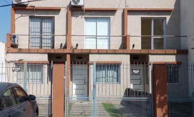 Dúplex en venta de 2 dormitorios c/ cochera y patio Ituzaingó Centro