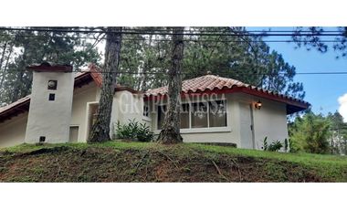 Oportunidad! Se Vende Hermosa Casa en Zona Alta de Altos del Maria!