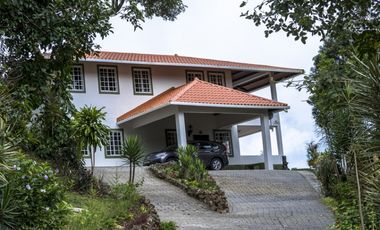 CASA EN VENTA EN LA MONTAÑA DE TRES PISOS,  2500M2, EN ALTOS DEL MARIA