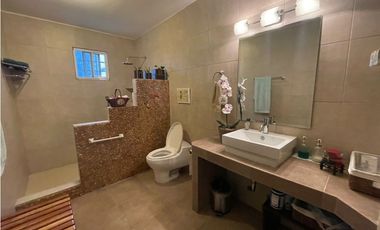 CASA EN VENTA EN LA MONTAÑA DE TRES PISOS,  2500M2, EN ALTOS DEL MARIA