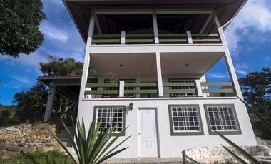 CASA EN VENTA EN LA MONTAÑA DE TRES PISOS,  2500M2, EN ALTOS DEL MARIA