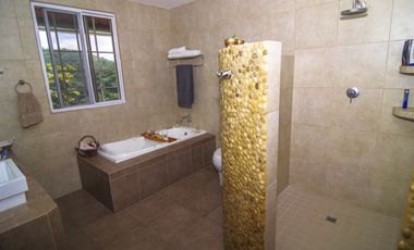 CASA EN VENTA EN LA MONTAÑA DE TRES PISOS,  2500M2, EN ALTOS DEL MARIA