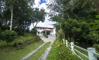 CASA EN VENTA EN LA MONTAÑA DE TRES PISOS,  2500M2, EN ALTOS DEL MARIA