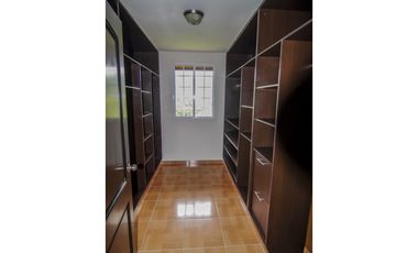 CASA EN VENTA EN LA MONTAÑA DE TRES PISOS,  2500M2, EN ALTOS DEL MARIA