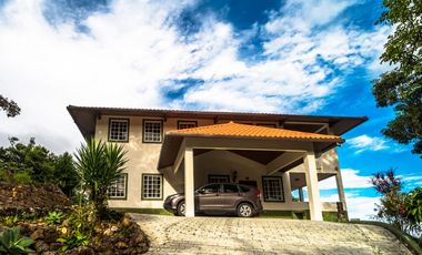 CASA EN VENTA EN LA MONTAÑA DE TRES PISOS,  2500M2, EN ALTOS DEL MARIA