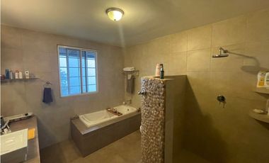 CASA EN VENTA EN LA MONTAÑA DE TRES PISOS,  2500M2, EN ALTOS DEL MARIA