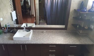 EN VENTA EXCELENTE DEPARTAMENTO REMODELADO: UBICADO EN EL NORTE DE QUITO, CON VISTA SECTOR LA PRADERA. CERCA AL PARQUE LA CAROLINA.