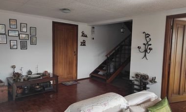 EN VENTA EXCELENTE DEPARTAMENTO REMODELADO: UBICADO EN EL NORTE DE QUITO, CON VISTA SECTOR LA PRADERA. CERCA AL PARQUE LA CAROLINA.