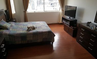 EN VENTA EXCELENTE DEPARTAMENTO REMODELADO: UBICADO EN EL NORTE DE QUITO, CON VISTA SECTOR LA PRADERA. CERCA AL PARQUE LA CAROLINA.