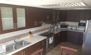 EN VENTA EXCELENTE DEPARTAMENTO REMODELADO: UBICADO EN EL NORTE DE QUITO, CON VISTA SECTOR LA PRADERA. CERCA AL PARQUE LA CAROLINA.