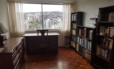 EN VENTA EXCELENTE DEPARTAMENTO REMODELADO: UBICADO EN EL NORTE DE QUITO, CON VISTA SECTOR LA PRADERA. CERCA AL PARQUE LA CAROLINA.