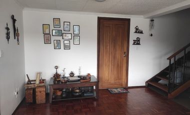 EN VENTA EXCELENTE DEPARTAMENTO REMODELADO: UBICADO EN EL NORTE DE QUITO, CON VISTA SECTOR LA PRADERA. CERCA AL PARQUE LA CAROLINA.