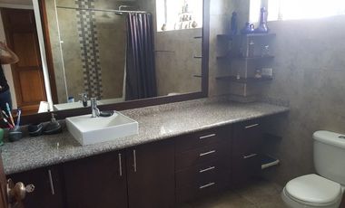 EN VENTA EXCELENTE DEPARTAMENTO REMODELADO: UBICADO EN EL NORTE DE QUITO, CON VISTA SECTOR LA PRADERA. CERCA AL PARQUE LA CAROLINA.