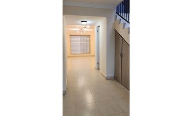 VENTA DE CASA EN CRYSTAL SPRING CONDADO DEL REY 250m2