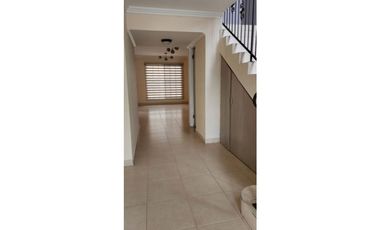 VENTA DE CASA EN CRYSTAL SPRING CONDADO DEL REY 250m2