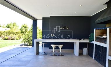 Casa en venta de 7 dorm. Mas servicios en Chicureo Poniente