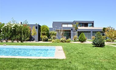 Casa en venta de 7 dorm. Mas servicios en Chicureo Poniente