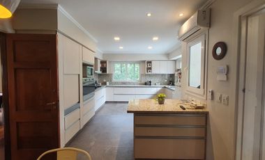 Gran Chalet reciclado de nueve ambientes - Divino Rostro - Mar del Plata