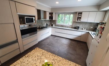 Gran Chalet reciclado de nueve ambientes - Divino Rostro - Mar del Plata
